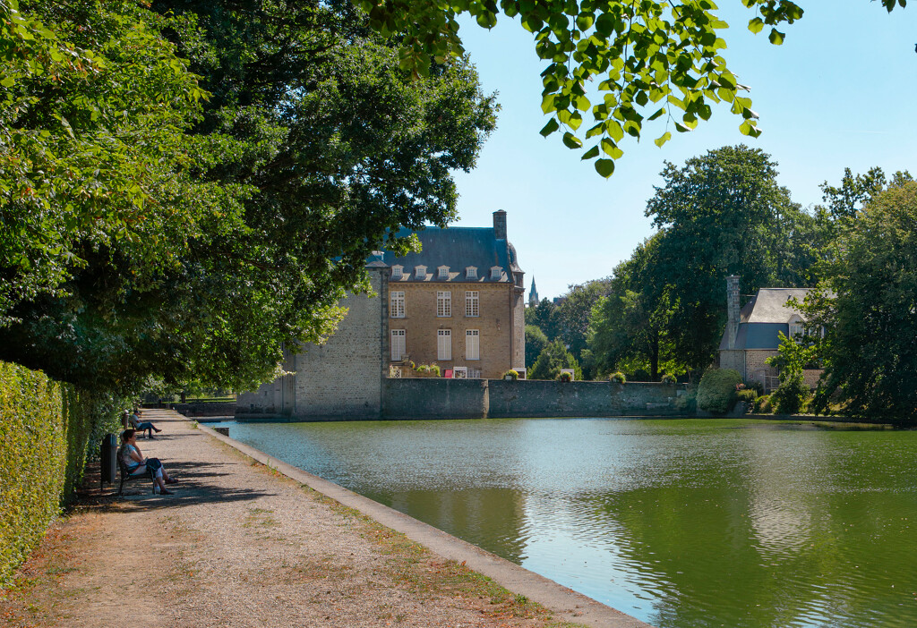 Parc de l'ancien château puis Jardin de l'Hôtel de Ville dit aussi promenades publiques de Flers ; Miroir d'eau. (c) Région Normandie - Inventaire général ; Kollmann Christophe