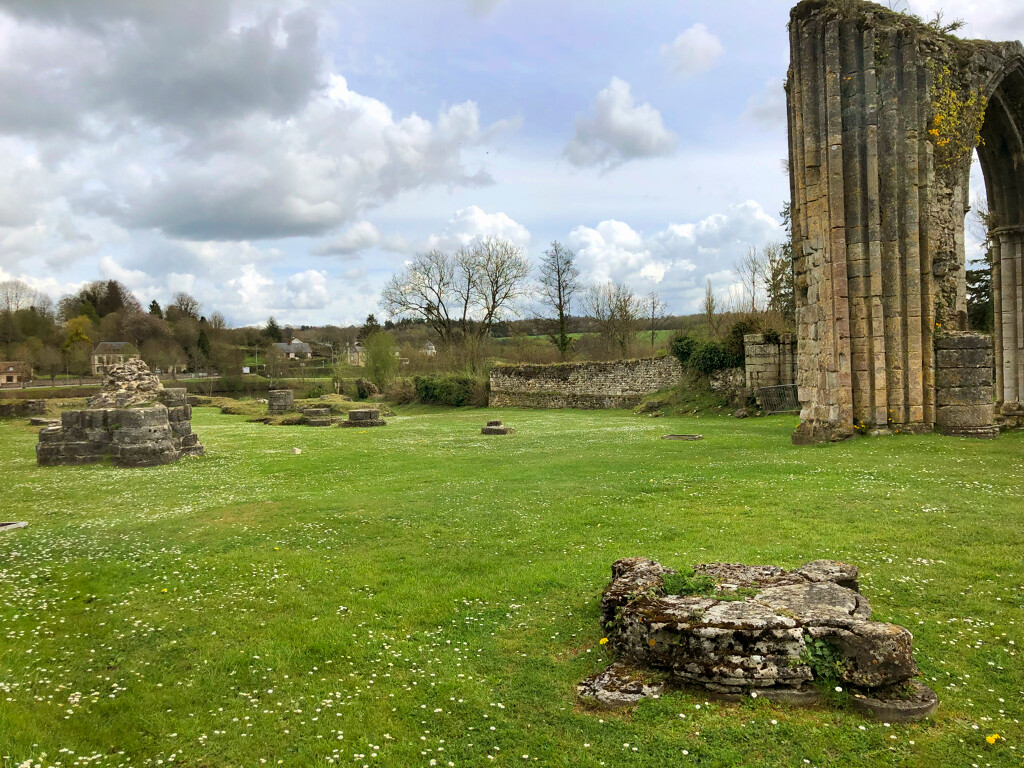 Parc des vestiges de l'ancienne abbaye de Saint-Evroult-Notre-Dame-du-Bois ; Les vestiges comportent des éléments en élévation ainsi que des pièces au sol. (c) Région Normandie - Inventaire général ; Duthion Bénédicte