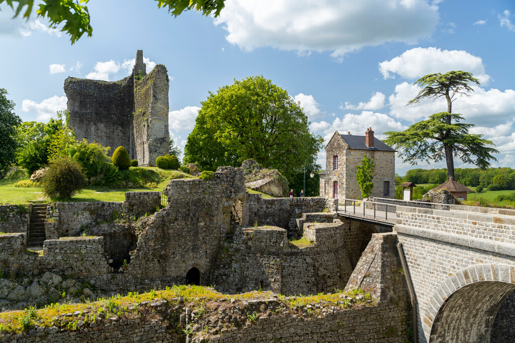 Parc Louis Blanchetière ; Vue sur le parc Louis Blanchetière depuis la plate forme jouxtant l'office de tourisme de Domfront. (c) Région Normandie - Inventaire général ; Kerno Marion
