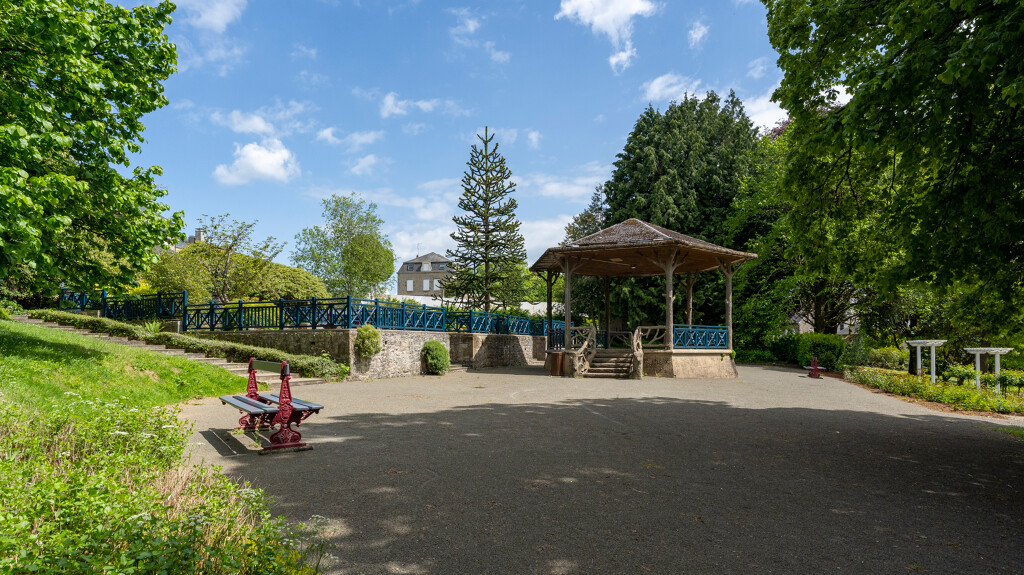 Parc Barré-Saint ; Parc Barré-Saint. Vue du kiosque depuis l'entrée principale. (c) Région Normandie - Inventaire général ; Kerno Marion