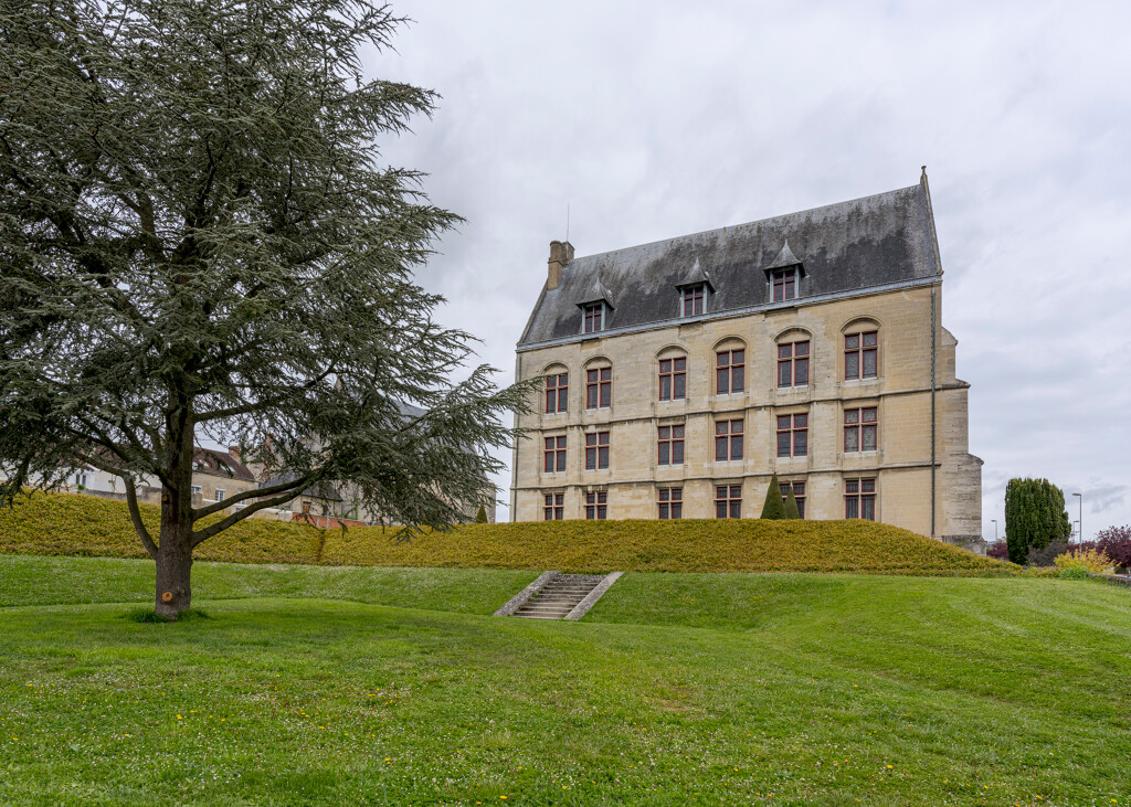 Ancien cours planté de la ville d'Argentan ; Terrain à mi-côte formant l'assiette de la grande terrasse qui au XVIIIe siècle longeait, à l'ouest, le cour planté de la ville d'Argentan. (c) Région Normandie - Inventaire général ; Kerno Marion