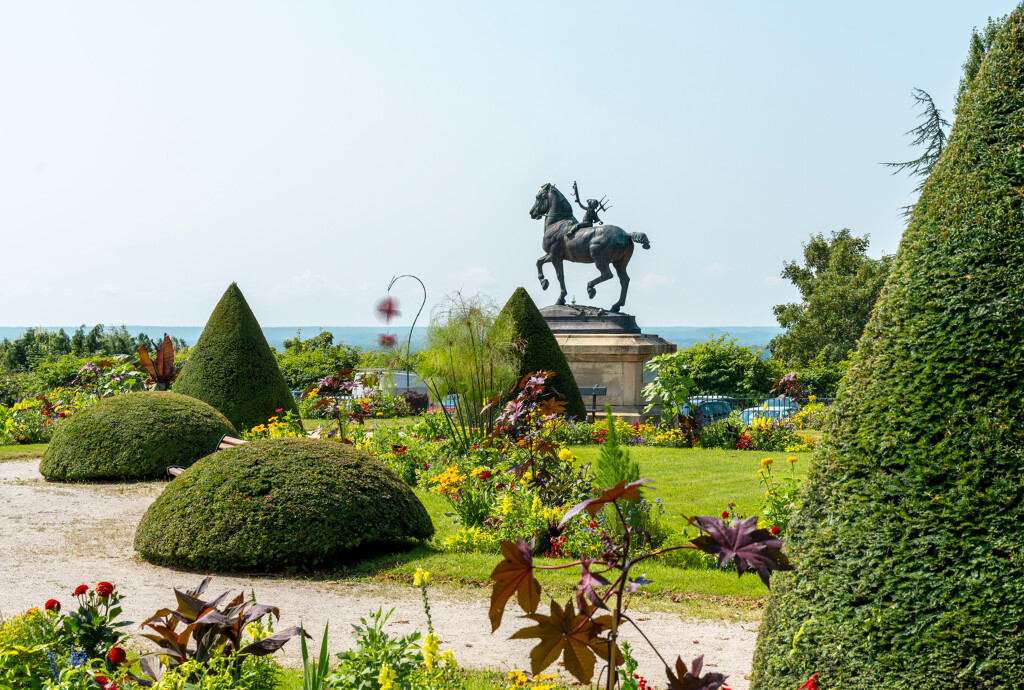 La Métamorphose de Neptune ; Le groupe sculpté s'élève à l'extrémité sud-sud est des jardins du côté opposé à l'hôtel de ville et constitue le premier plan d'une vue panoramique sur le paysage du Perche. (c) Région Normandie - Inventaire général ; Kerno Marion