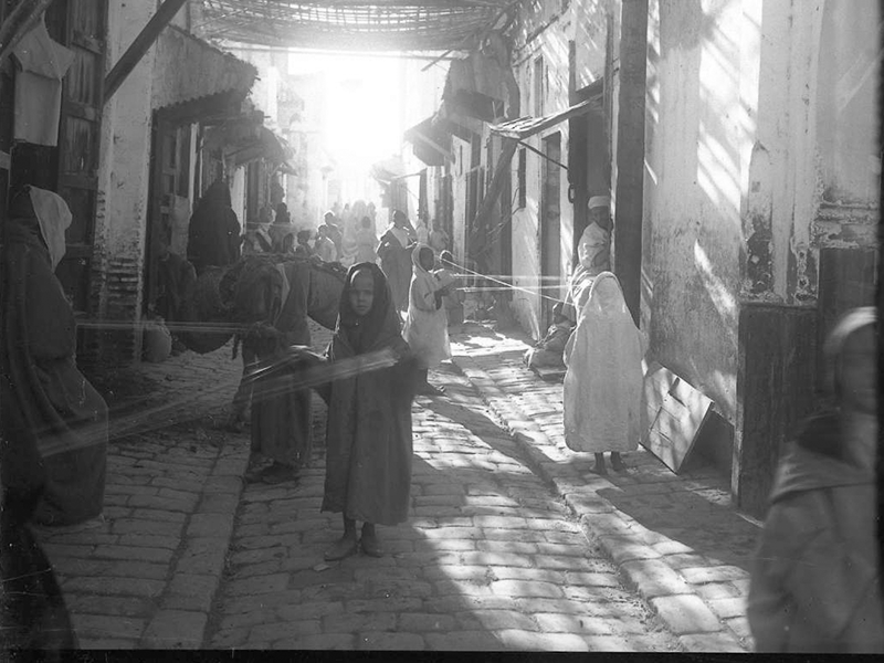 Paul Lancre, Meknès, Maroc, Jeunes Arabes tenant des fils, 1928 | Arch. dép. Orne, 86 Fi 3 / 10117