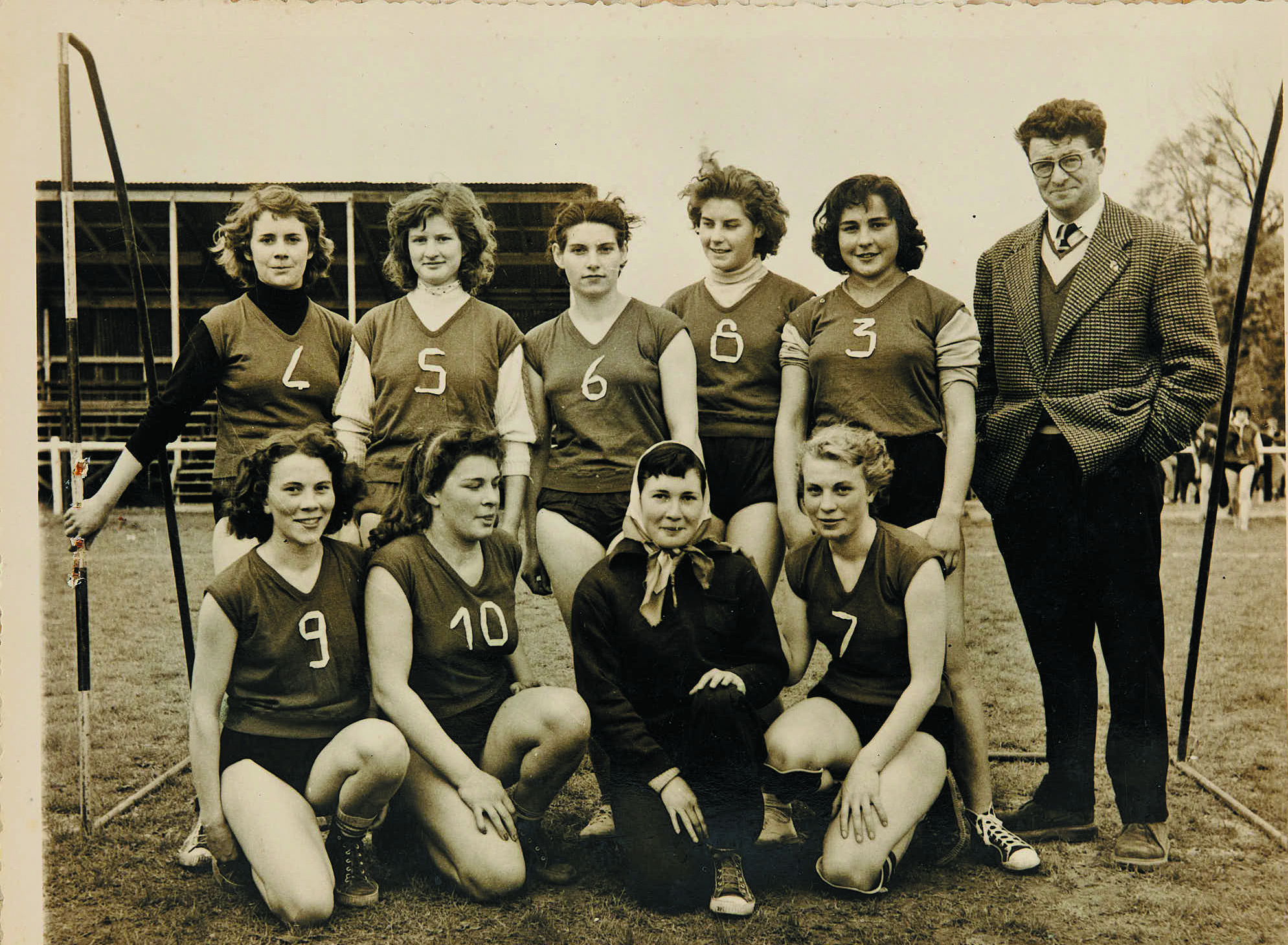 Équipe féminine de handball de la section sportive du lycée Alain d'Alençon | Arch. dép. Orne, 252 J 570