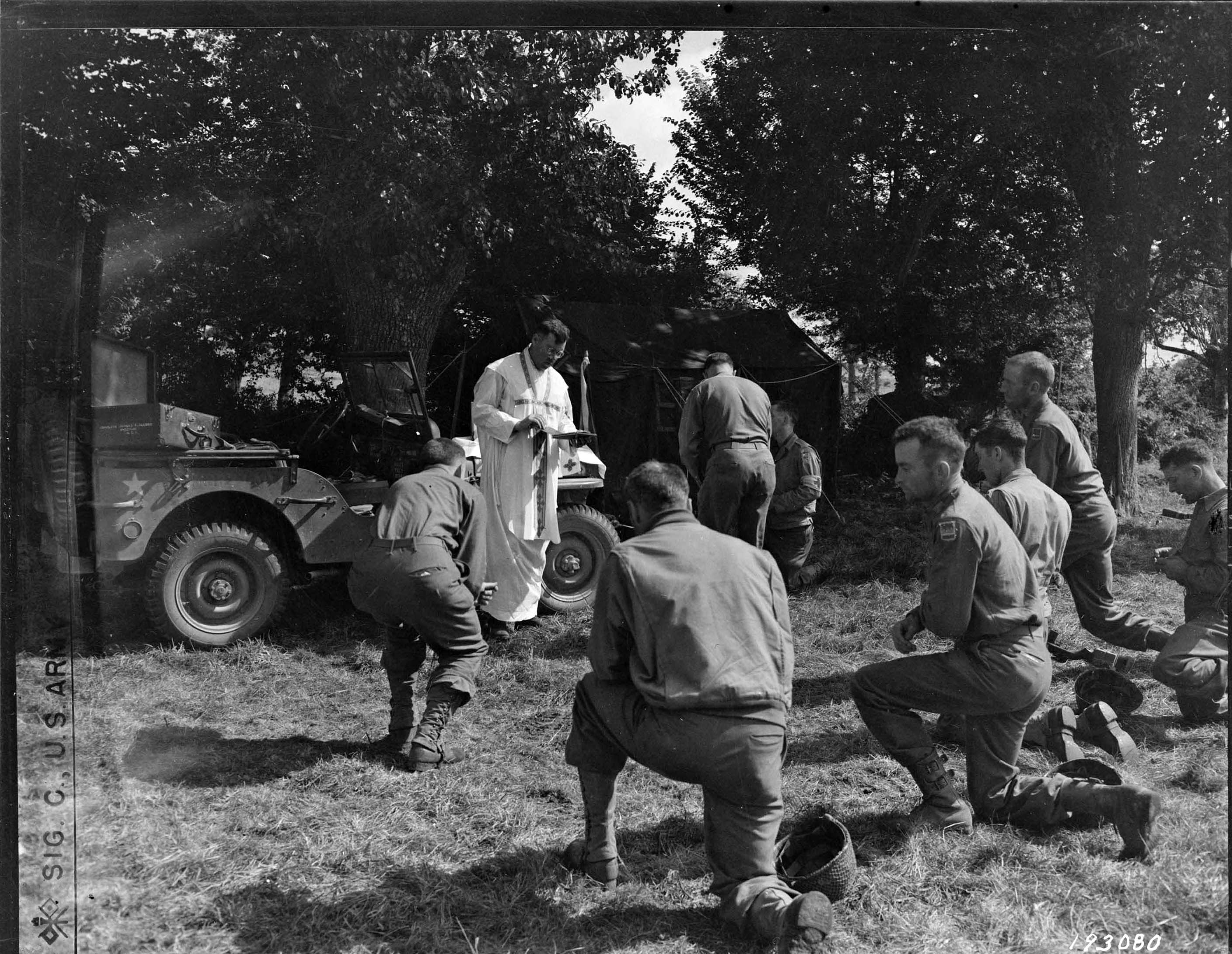 Argentan, soldats américains pendant une cérémonie religieuse en plein air | Arch. dép. Orne, 39 Fi 19